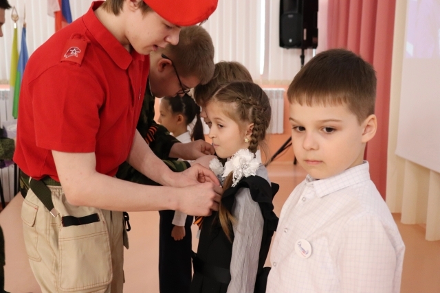 Rostok_posviashchaet_pervoklassnikov_v_Orliata.jpg